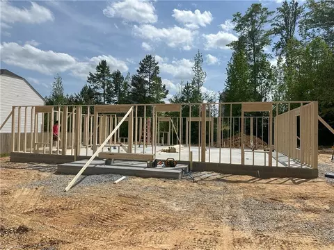 734 Central Falls Rd, Asheboro, NC 27203