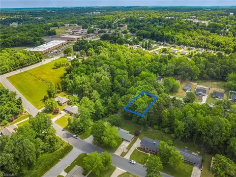626 Cable St, Thomasville, NC 27360