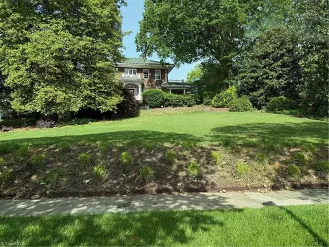 1601 College Park Dr, Greensboro, NC 27403