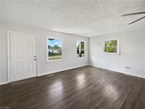 Living - 3916 Rollingwood Ct, Trinity, NC 27370 photo 2 of 4