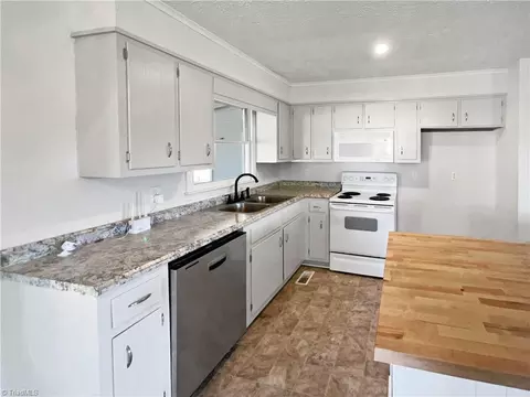 Kitchen - 3916 Rollingwood Ct, Trinity, NC 27370 photo 2 of 2