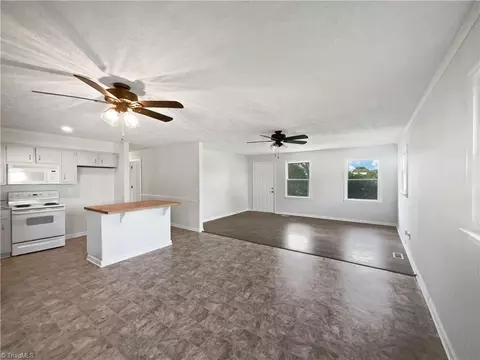 Living - 3916 Rollingwood Ct, Trinity, NC 27370 photo 3 of 4