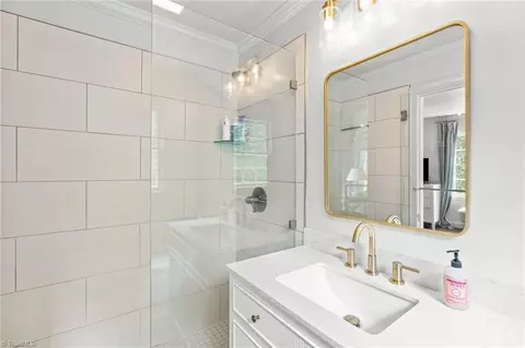 Bath - 815 Hillcrest Dr, High Point, NC 27262 photo 4 of 6