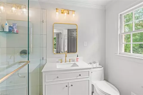 Bath - 815 Hillcrest Dr, High Point, NC 27262 photo 3 of 6