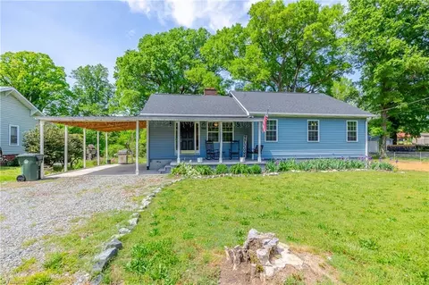 300 Warner St, Thomasville, NC 27360