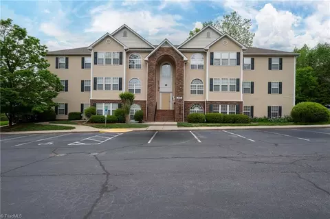 2011 Salem Bluff Dr, Winston Salem, NC 27127