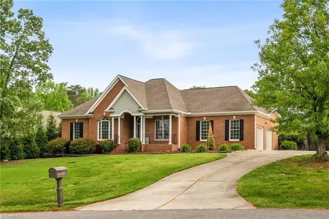 2220 Plainview Dr, High Point, NC 27265 photo 2