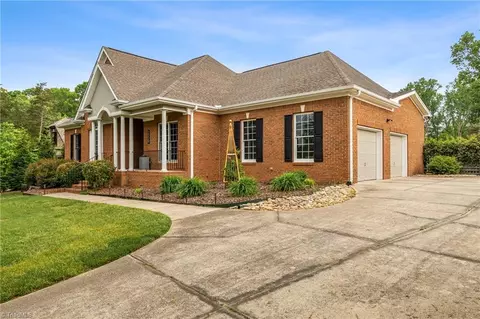 2220 Plainview Dr, High Point, NC 27265