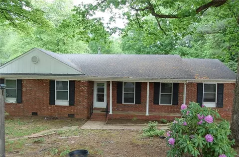 112 Village Ln, Greensboro, NC 27409