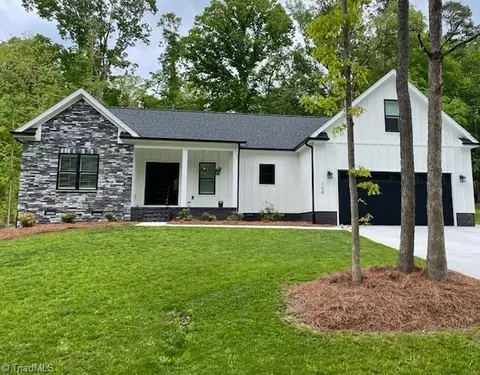 106 Trafalgar Dr, Lexington, NC 27292