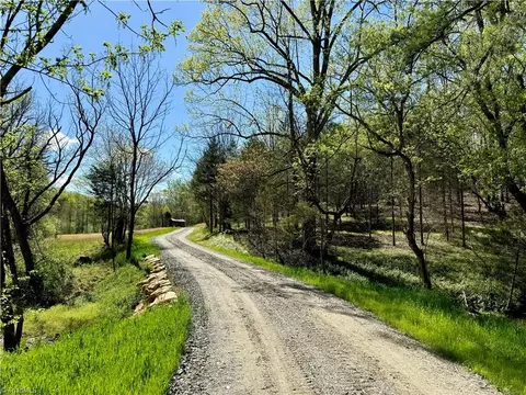 2 Thomas Farm Rd, King, NC 27021 photo 4