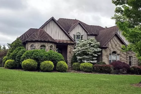 7593 Trebbiano Dr, Kernersville, NC 27284