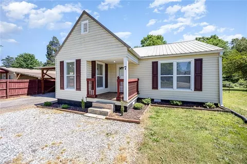 7 Forest Hill Rd, Lexington, NC 27295