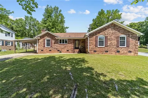 811 Chatfield Dr, Jamestown, NC 27282