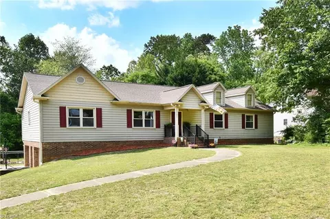 6825 Breckingridge Ln, Clemmons, NC 27012