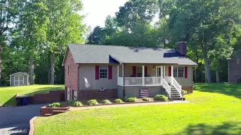 3774 Sandalwood Ln, Pfafftown, NC 27040