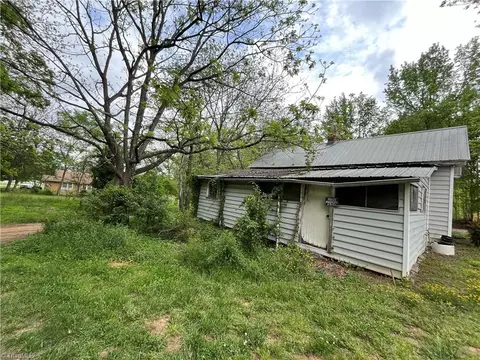 Exterior - 452 Daniel St, Denton, NC 27239 photo 7 of 20