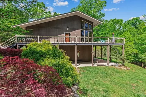 479 Lawrelyn Dr, Mount Airy, NC 27030