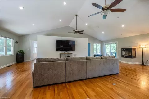 Living - 2021 Covington Rd, King, NC 27021 photo 3 of 6