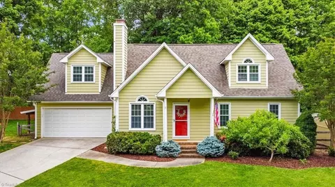 8 Pineburr Ct, Greensboro, NC 27455