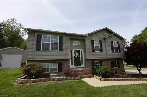 113 Stone Bridge Rd, Mount Airy, NC 27030