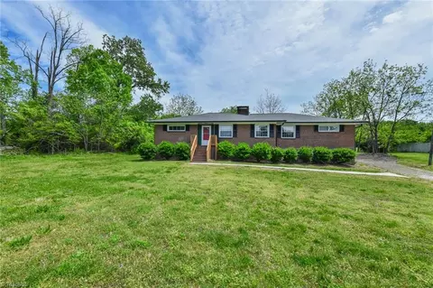 2507 Woodlyn Way E, Greensboro, NC 27407