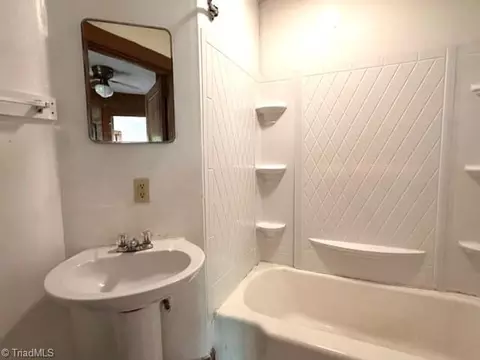 Bath - 1274 Maple St, Elkin, NC 28621 photo 1 of 2
