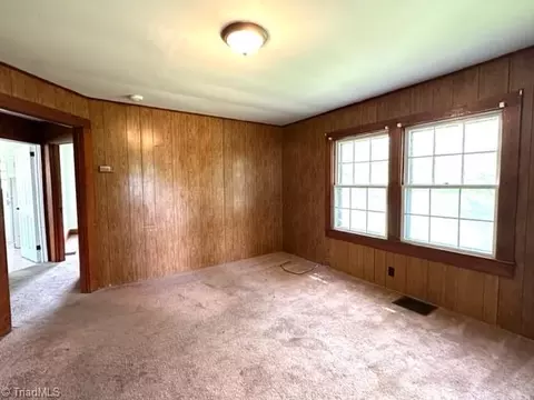 Living - 1274 Maple St, Elkin, NC 28621 photo 2 of 4