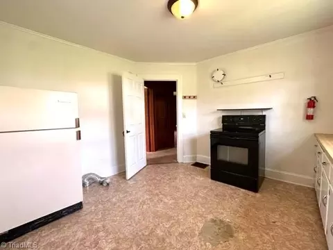 Kitchen - 1274 Maple St, Elkin, NC 28621 photo 5 of 6