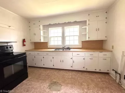 Kitchen - 1274 Maple St, Elkin, NC 28621 photo 2 of 6