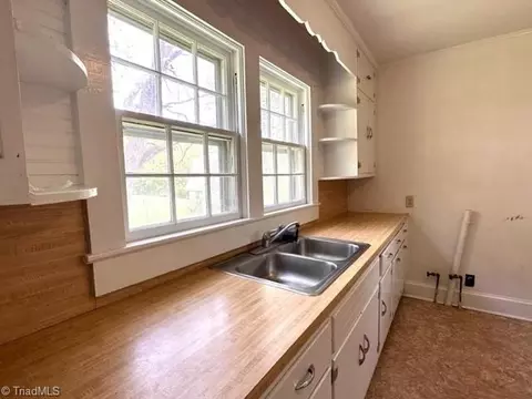 Kitchen - 1274 Maple St, Elkin, NC 28621 photo 3 of 6