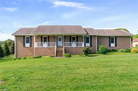 1610 Wensley Dr E, Mount Airy, NC 27030