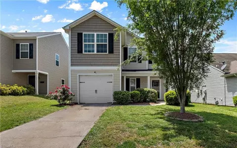 4312 Oak Pointe Dr, Winston Salem, NC 27105