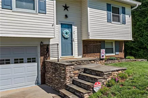 202 Queenland Ct, King, NC 27021 photo 2
