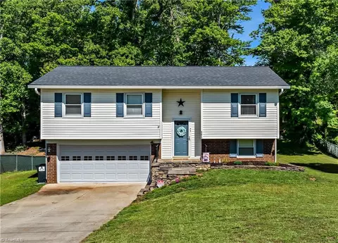 202 Queenland Ct, King, NC 27021