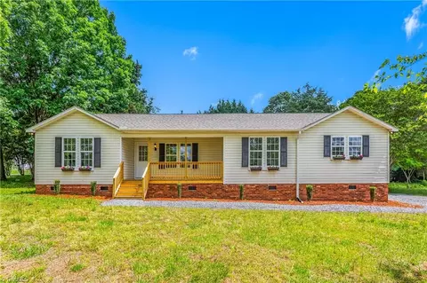 107 Oakridge Ln, Mocksville, NC 27028