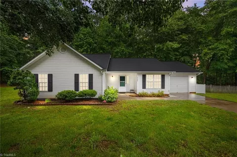 7406 Merry Oaks Ct, Greensboro, NC 27410