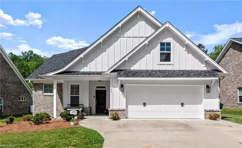 427 Fernwood Dr, Yadkinville, NC 27055