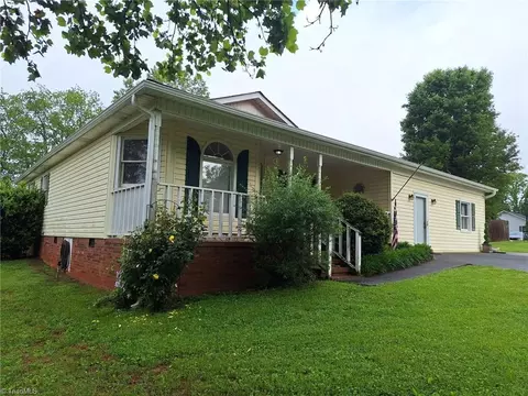 116 Strawberry Ln, Mount Airy, NC 27030