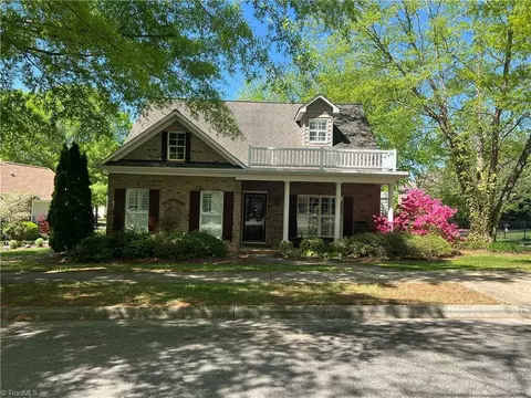167 Parkview Ln, Advance, NC 27006