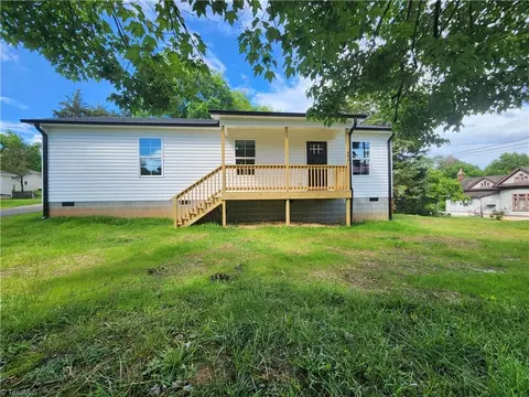 402 High Point St, Randleman, NC 27317