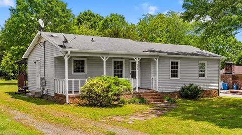 535 Asheboro St, Liberty, NC 27298