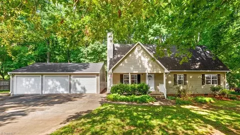 6827 Taylor Woods Ln, Pleasant Garden, NC 27313