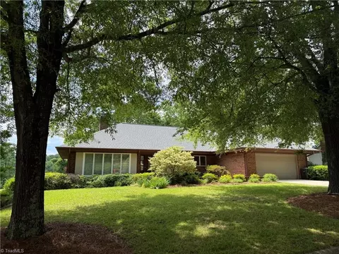 1223 Gatehouse Rd, High Point, NC 27262
