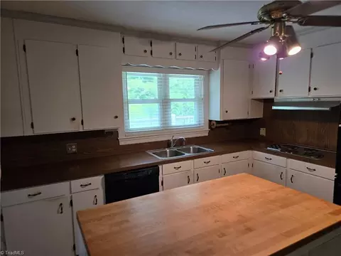 314 Hillcrest Dr, Elkin, NC 28621 photo 11