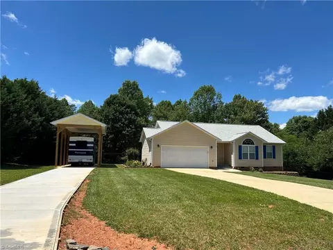 167 Southwycke Ln, Pilot Mountain, NC 27041