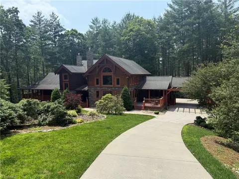5626 Rocky Falls Ln, Lenoir, NC 28645