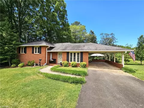 831 Sunset Dr, Pilot Mountain, NC 27041