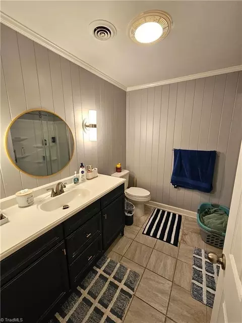 Bath - 831 Sunset Dr, Pilot Mountain, NC 27041 photo 3 of 4