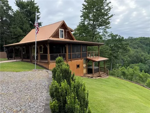 419 Woodpecker Rd, Purlear, NC 28665